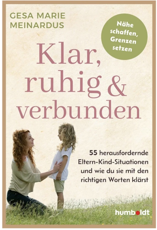 Buchcover mit Text „Klar, ruhig & verbunden“, eine Mutter und Kind im Gras, grüner Sprechblasenaufdruck. Elternratgeber.
